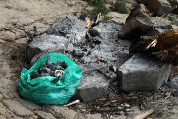 Müll in einer Mülltüte am Flußufer