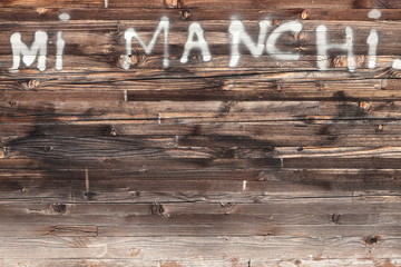 scritta "mi manchi" su legno, writing "mi manchi" on wood 