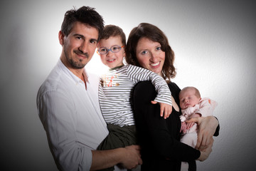 Glückliche Familie beim Fotografen