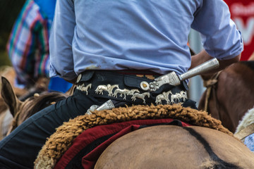 gaucho con cuchillo en la cintura