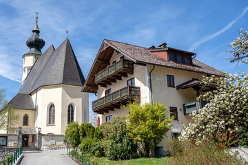 Fototapeta na wymiar Kirche im Salzburger Land in Österreich
