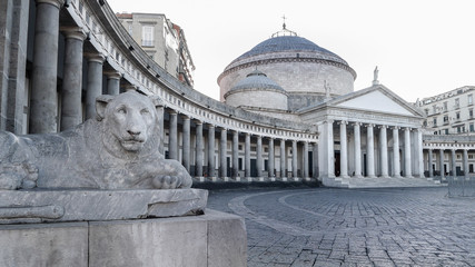 Piazza del plebiscito a Napoli, Italia