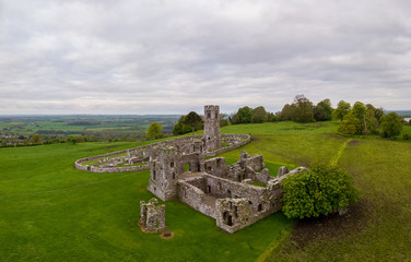 The ruins that can be seen on the Hill of Slane today originate from a Franciscan church built here in 1512. On the hill, however, there was an abbey dating back to St. Patrick in the centuries before