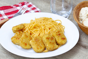 nuggets de poulet et spaghetti