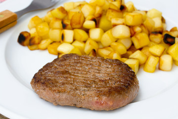 steak haché et pommes de terre