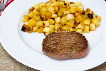 steak haché et pommes de terre