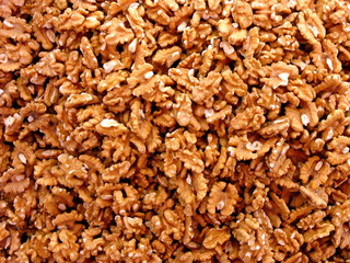 Frisch geschälte leckere Walnüsse als Snack und Zutat für den Kuchen im Sommer auf dem Basar und...