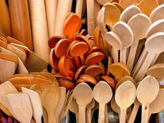 Handgefertigte Holzlöffel und Küchenutensilien aus Holz im Sommer auf dem Basar und Wochenmarkt...