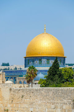 Israel, Jerusalem District, Jerusalem. The Dome of the Rock on Temple Mount above the Western Wall.