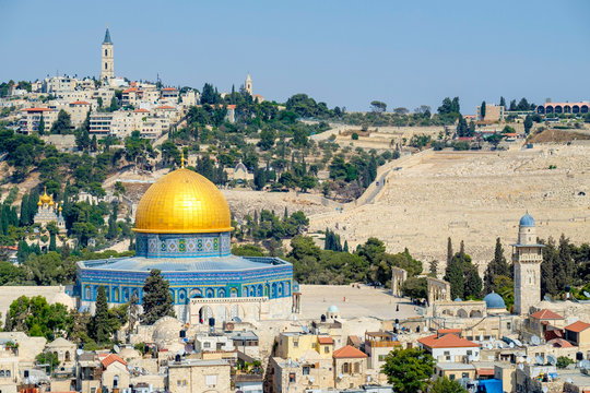 Israel, Jerusalem District, Jerusalem. Dome of the Rock on Temple Mount and buildings in the Old City in front of Mount of Olives.