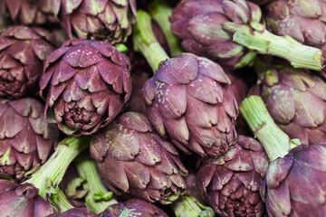 Obraz premium Purple artichokes closeup. Vegetable background