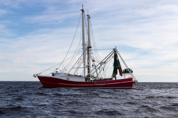 Fototapeta na wymiar Shrimp Trawler leaving Oriental, NC