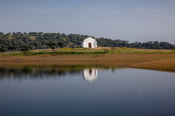 Lago com casa branca antiga