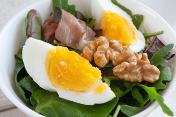 Sałatka z jajkiem, orzechami włoskimi, rukolą, sałatą i szynką parmeńska © Monika