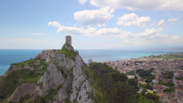Vista aerea della citt&agrave; sul mare Roccella Ionica o Jonica in Calabria, meta molto ambita per i turisti per la bellissima spiaggia, il castello e il porto.