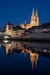 Fototapeta na wymiar Beleuchteter Dom in Regensburg in Abendstimmung