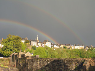 double arc en ciel au-dessus des remparts