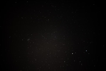 Cielo stellato di notte mostra le stelle brillanti nello spazio