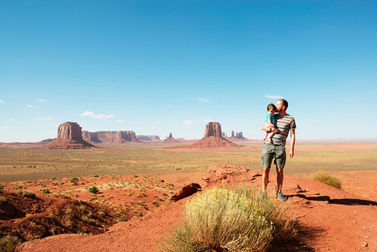 USA, Utah, Monument Valley, Father kissing his daughter on viewpoint