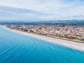 Obraz premium Città costiera di Siderno in Calabria, vista aerea. Meta turistica in Estate e della Locride. Lungomare rifatto, strade e case in campagna.
