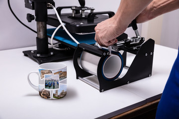 Printing on mugs in workshop