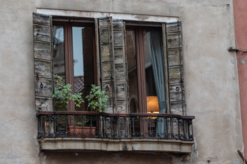 Fototapeta na wymiar Balkon mit Fensterladen