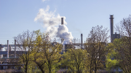 Obraz premium A chimney shrouded in a cloud of smoke