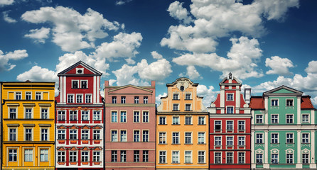 Naklejka premium Colorful facades of historic buildings against the sky in the historic old town of Wroclaw, Poland. Architecture and historic background.