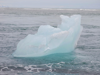 Floating ice of the Jökulsárlón glacial lake