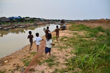 カンボジアのシェムリアップ　トンレサップ湖畔の村　走り回るカンボジアの子供