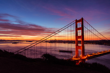 Fototapeta na wymiar golden gate bridge at sunrise