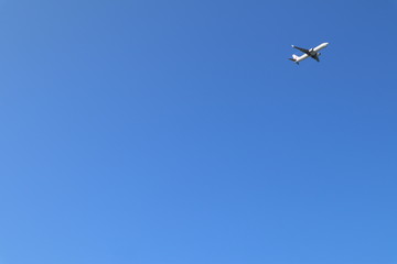 空を飛ぶ飛行機