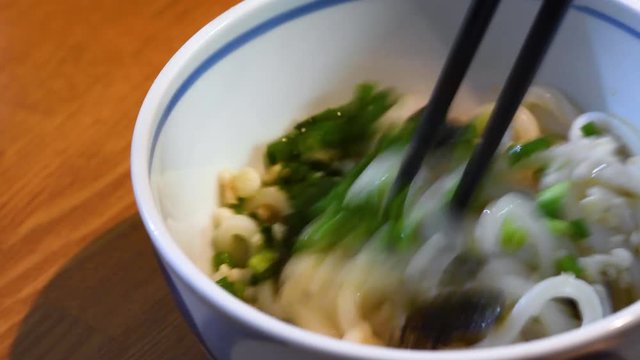 冷たいうどんを食べる