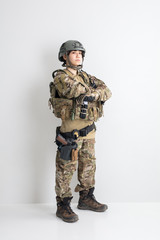 白背景に迷彩服を全身着たかっこいい女の子サバイバルゲームサバゲー体験