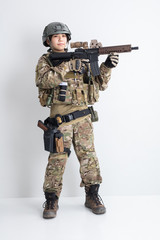 銃を構える迷彩服を着た女性　