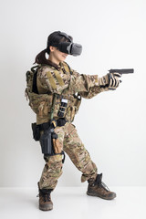 VRゴーグルをつけてサバゲーを楽しむ女性　Survival game
