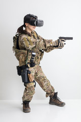 VRゴーグルをつけてサバゲーを楽しむ女性　Survival game