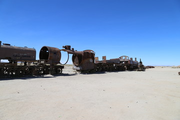 Fototapeta na wymiar 列車の墓場　ウユニ塩湖　ボリビア