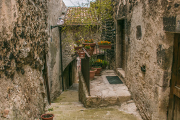 Fototapeta na wymiar Vicolo nel centro medievale di Santo Stefano di Sessanio in Abruzzo