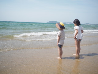 姉と弟のきょうだいの後ろ姿