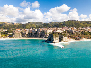 La bellissima città di Tropea, in Calabria vista dall'alto sul mare Mediterraneo in Estate