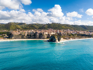 La bellissima città di Tropea, in Calabria vista dall'alto sul mare Mediterraneo in Estate
