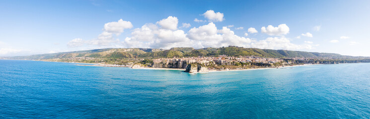 Fototapeta na wymiar La bellissima città di Tropea, in Calabria vista dall'alto sul mare Mediterraneo in Estate. Panoramica. Banner.