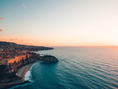 Tropea, vista aerea della citt&agrave; in Calabria che si affaccia sul Mare Mediterrano al tramonto. 