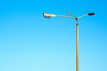 alte marode DDR Stra&szlig;enlaterne im Hafen von Magdeburg