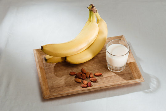Banana smothies ingredients milk almonds