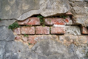 verfallene heruntergekommene Mauer in der Altstadt von Karlovy Vary in Tschechien