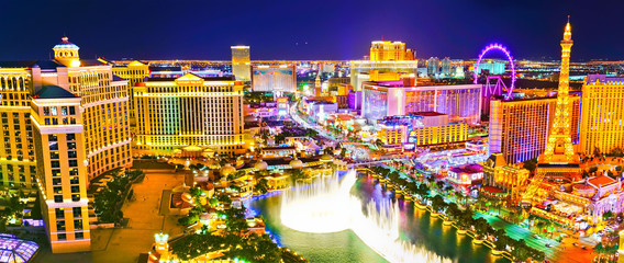 Blick auf den Las Vegas Boulevard bei Nacht mit vielen Hotels und Casinos in Las Vegas.