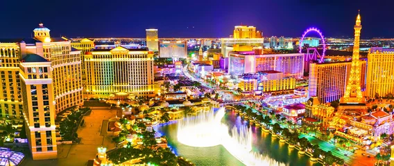 Crédence de cuisine en verre imprimé Las Vegas Vue sur le Las Vegas Boulevard la nuit avec de nombreux hôtels et casinos à Las Vegas.