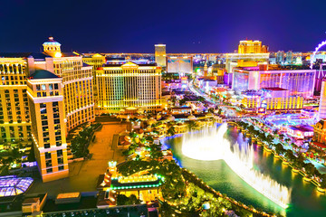 Vue sur le Las Vegas Boulevard la nuit avec de nombreux hôtels et casinos à Las Vegas.
